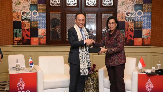 Menteri Keuangan Sri Mulyani Indrawati bertemu dengan Deputi Perdana Menteri Republik Korea Choo Kyung-ho. Keduanya membahas peluang investasi hijau hingga kultur kedua negara.