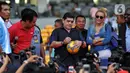 Legenda sepak bola Argentina Diego Maradona (tengah) menandatangani bola untuk penggemarnya saat datang ke Stadion Gelora Bung Karno (GBK), Senayan, Jakarta, Sabtu (29/6/2013). Sebelum meninggal, Maradona dilaporkan menjalani operasi otak. (Liputan6.com/Helmi Fithriansyah)