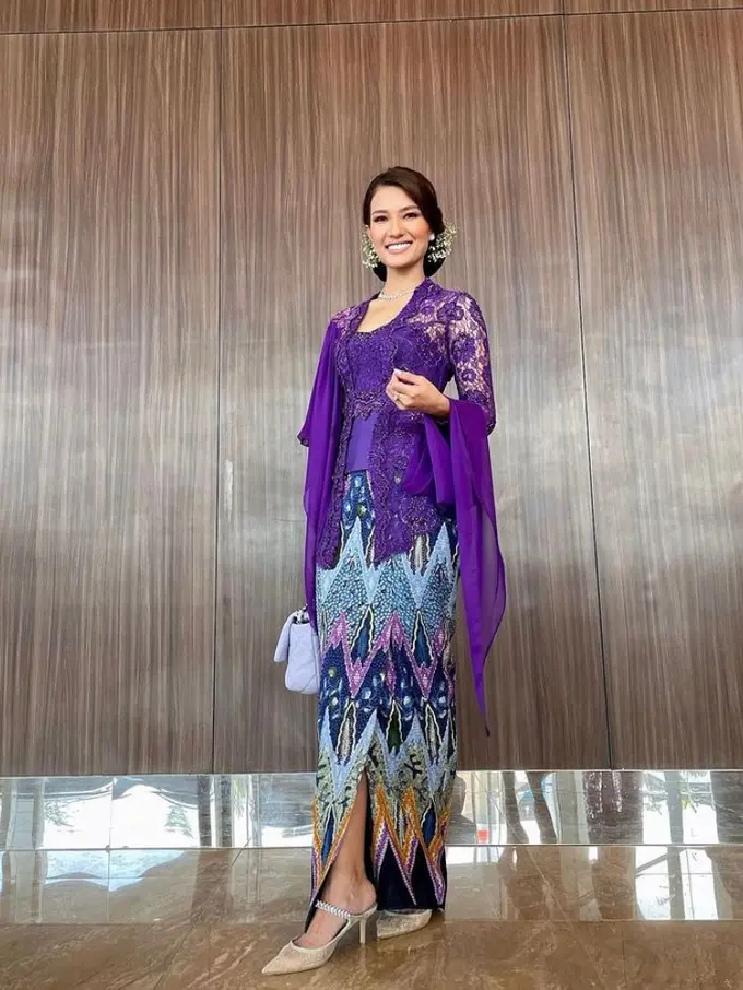 7 Pesona Duma Riris Hadiri Pernikahan Sang Adik, Tampil Anggun Berbalut Kebaya Ungu Karya Intan Avantie