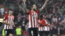 Bek Athletic Bilbao, Inigo Martinez berselebrasi usai mencetak gol ke gawang Barcelona pada pertandingan babak 16 besar Copa del Rey Cup Spanyol di stadion San Mames di Bilbao, Jumat (21/1/2022). Athletic Bilbao menang tipis atas Barcelona 3-2. (AP Photo/Alvaro Barrientos)