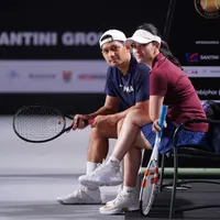 Sama seperti selebriti lainnya, Ibnu Jamil dan Ririn Ekawati turut menjajal olahraga tenis. [@ibnujamilo]