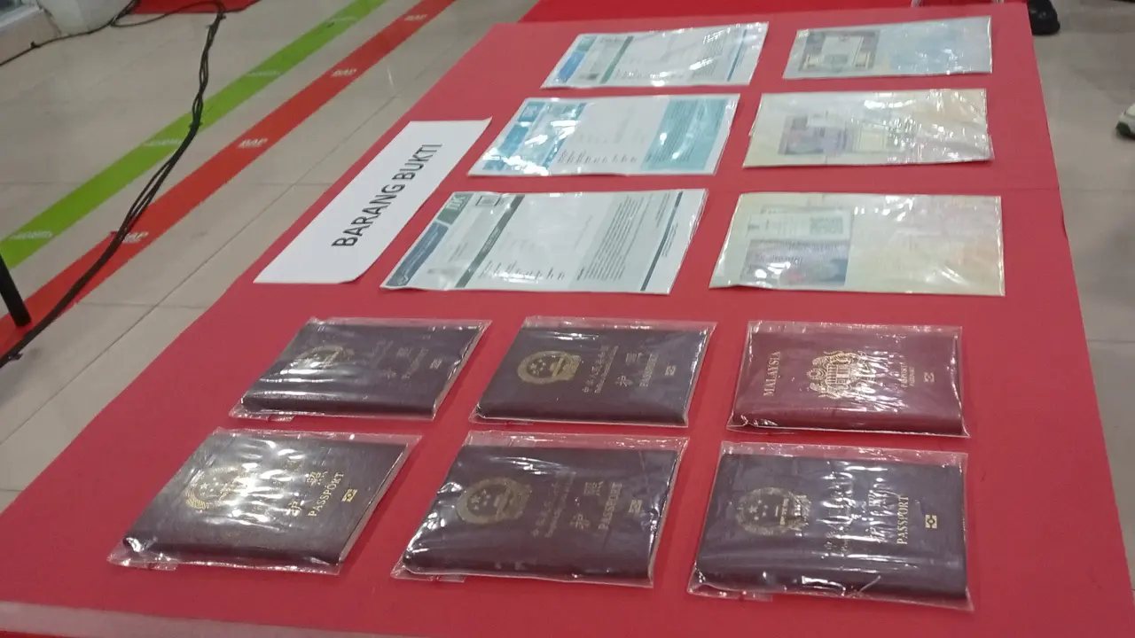 Barang Bukti sejumlah Paspor 6 WNA China Malaysia yang tertangkap dalam Operasi Wira Waspada di Batam.