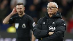 Claudio Ranieri. Pelatih berusia 70 tahun yag sejak tengah musim 2021/2022 berstatus tanpa klub usai meninggalkan Watford ini tercatat pernah menangani 4 klub di Liga Inggris, yaiu Chelsea, Leicester City, Fulham dan Watford. Prestasi fenomenalnya tentu saja saat membawa Leicester City menjadi kampiun Liga Inggris di musim 2015/2016. Usai itu kariernya menurun saat membesut Fulham dan Watford. Terakhir, ia dipecat watford pada tengah musim 2021/2022 yang dibesutnya hanya selama 3 bulan.  (AFP/Ian Kington)