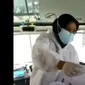 Video viral diduga perempuan ber-APD jual surat swab di bus. (Istimewa)