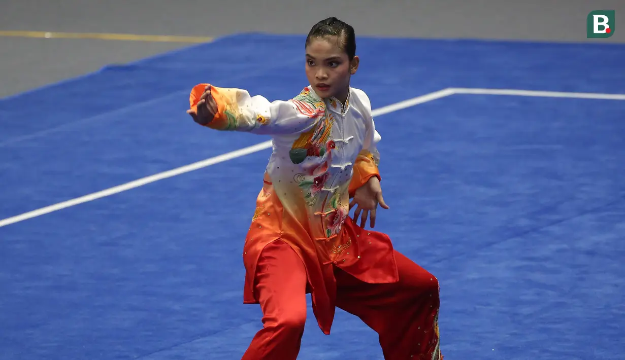 Atlet Wushu Indonesia, Alisya Mellynar saat bertanding dalam cabang olahraga Wushu nomor Taolu Tajiquan Wanita SEA Games 2021 yang berlangsung di Cau Giay Gymnasium, Hanoi, Sabtu (14/5/2022). Ia berhasil meraih medali emas setelah mengumpulkan skor 9,71. (Bola.com/Ikhwan Yanuar)