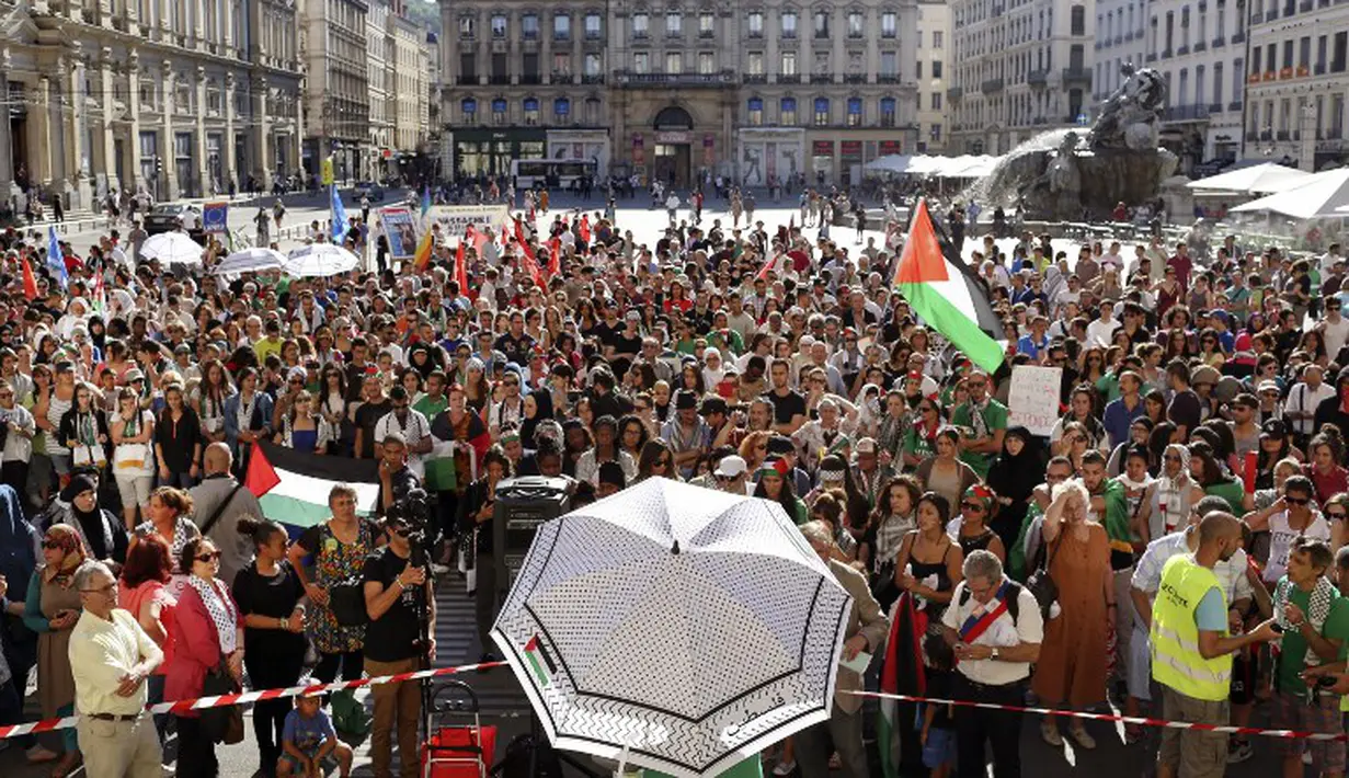 Ratusan warga Perancis mengecam serangan Israel terhadap Palestina, Perancis pada tanggal 16 Juli 2014 (AFP PHOTO / PHILIPPE Merle)