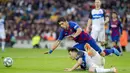 Striker Barcelona, Luis Suarez, terjatuh saat berusaha melewati pemain Deportivo Alaves pada laga La Liga 2019 di Stadion Camp Nou, Sabtu (21/12). Barcelona menang 4-1 atas Deportivo Alaves. (AP/Joan Monfort)