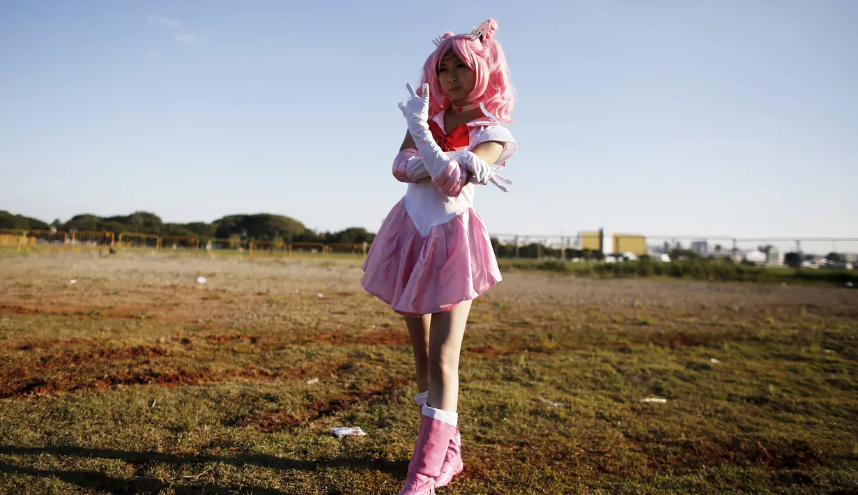 Peserta cosplay bergaya seperti Chibiusa pemain film Sailor Moon saat pameran "Anime Friends". di Sao Paulo, Brasil, (19/7/ 2015). Sailor Moon juga sempat populer di Indonesia pada tahun 90an. (REUTERS/Nacho Doce)
