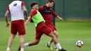 Pemain Liverpool, Alex Oxlade-Chambrlain (tengah) berebut bola denganrekannya saat berlatih di Melwood Training Ground, Liverpool (7/9/2017). Latihan ini jelang melawan Manchester City pada pekan keempat Premier League. (Photo/Liverpoolfc)