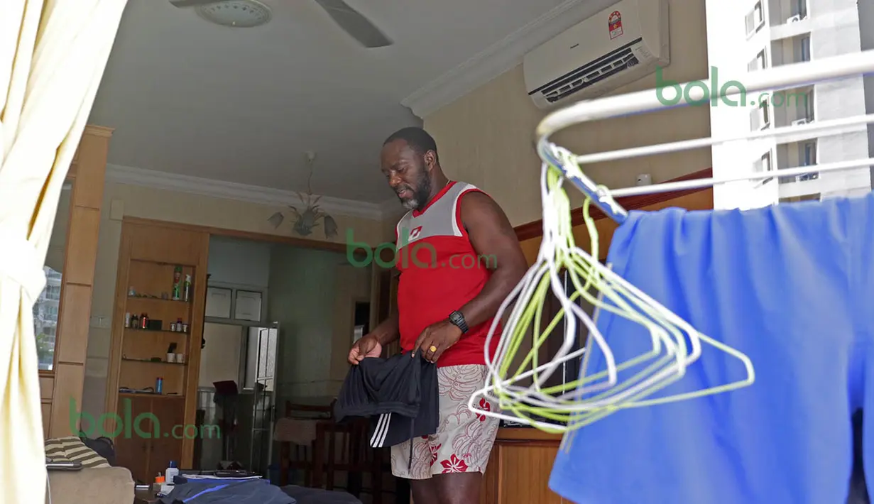 Jacksen F. Tiago mengurus sendiri semua keperluannya termasuk pakaian di Apartemen Gurney, Penang, Malaysia, Minggu (31/01/2016). Rutinitas ini sudah menjadi hal biasa baginya. (Bola.com/Nicklas Hanoatubun)