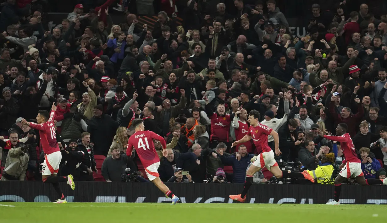 Pemain Manchester United, Harry Maguire (kedua kanan) melakukan selebrasi setelah mencetak gol kemenangan timnya ke gawang Lyon dalam laga leg 2 perempat final Liga Europa 2024/2025 di Old Trafford, Manchester, Inggris, Jumat (18/04/2025) WIB. (AP Photo/Jon Super)
