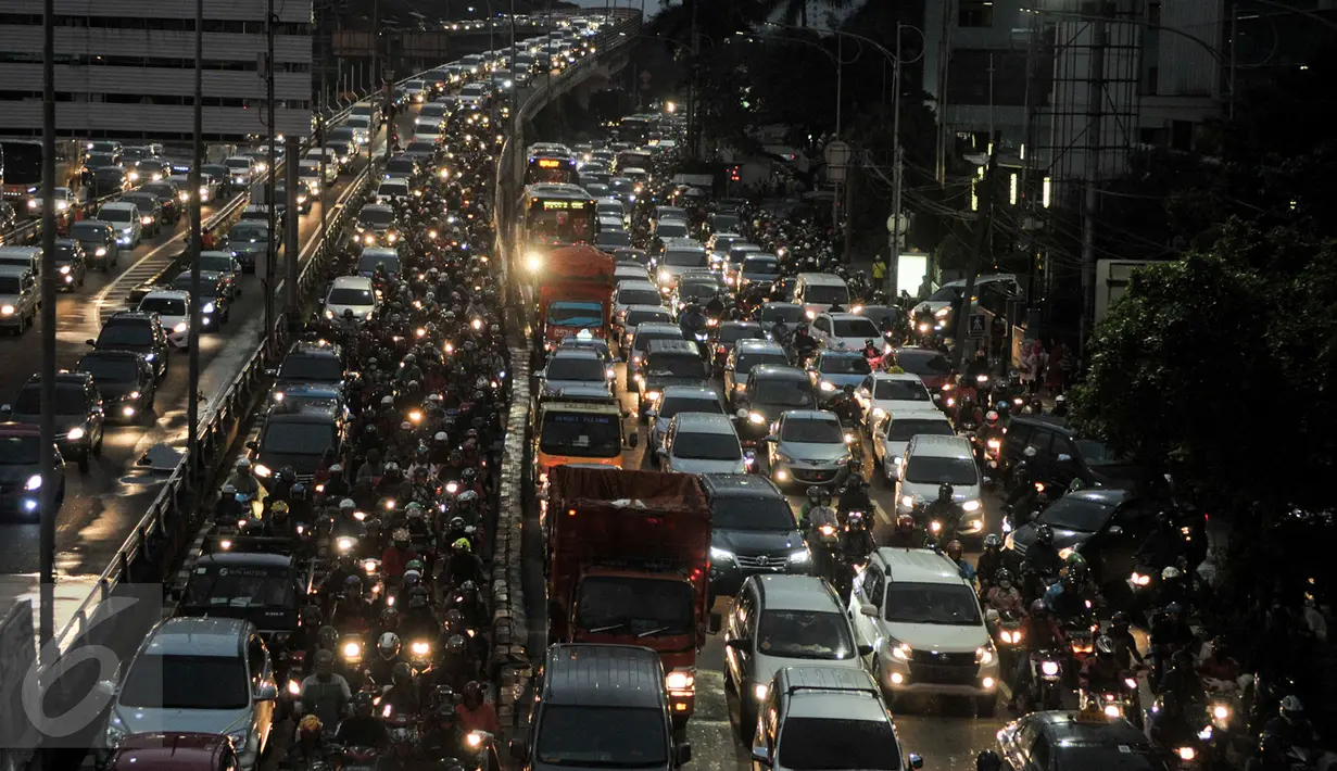 Sejumlah kendaraan melintas di Jalan Jenderal Gatot Subroto, Jakarta, Jumat (3/3). Jakarta menempati posisi ketiga dari 390 kota yang berasal dari 48 negara di seluruh dunia.(Liputan6.com/Yoppy Renato)