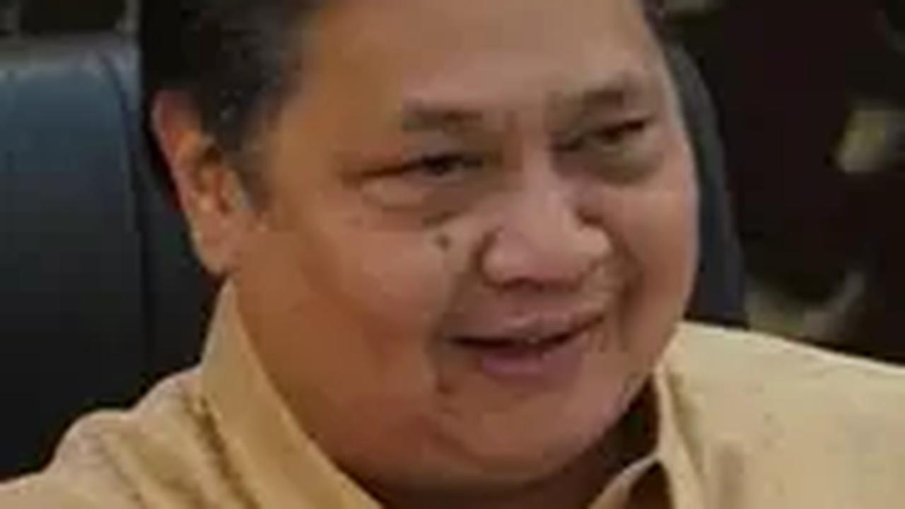 Berbatik Cokelat, Airlangga Penuhi Pemeriksaan Sebagai Saksi Kasus Dugaan Korupsi CPO di Kejagung