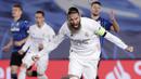 Bek Real Madrid, Sergio Ramos, melakukan selebrasi usai mencetak gol ke gawang Atalanta pada laga Liga Champions di Stadion Alfredo di Stefano, Rabu (17/3/2021). Real Madrid menang dengan skor 3-1. (AP/Bernat Armangue)