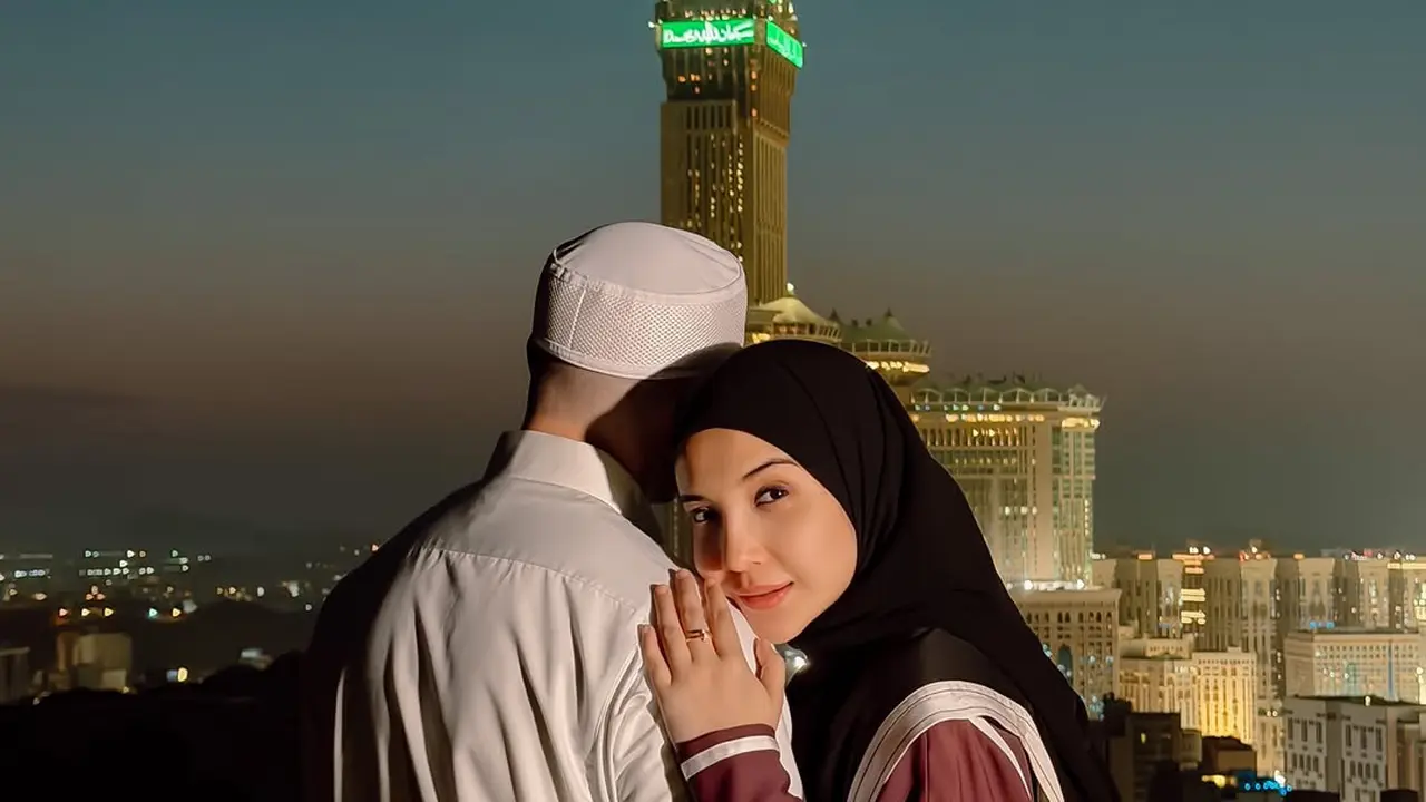 Gaya Bumil Zaskia Sungkar Saat Umrah, Tetap Modis dengan Abaya Karya Sendiri