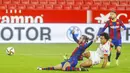 Pemain Sevilla, Jules Kounde, mencetak gol ke gawang Barcelona pada laga leg pertama semifinal Copa del Rey di Estadio Ramon Sanchez Pizjuan, Kamis (11/2/2021). Barcelona tumbang dengan skor 2-0. (AP/Angel Fernandez)