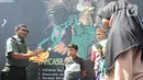 Dandim 0506/Tgr, Letkol Inf Ali Imran saat memberikan informasi tentang nilai-nilai Pancasila kepada sejumlah anak di Kampung Tematik Kampung Teras Pancasila, Karang Tengah, Tangerang, Banten, Rabu (1/6/2022).  (Liputan6.com/Angga Yuniar)
