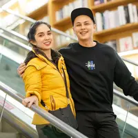 "Dulu kami berantemnnya karena rokok lagi, rokok lagi, rokok lagi. Tapi akhirnya, ah sudahlah. Akhirnya pas rokonya aku lepasin, ya sudah masalah yang rokok itu nggak pernah ada lagi," tutur Ussy Sulistiawaty. (Instagram/ussypratama)