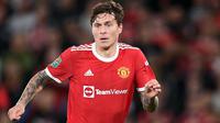 Victor Lindelof. Beberapa kali kesulitan mengawal pergerakan Gabriel Jesus dan Bernardo Silva. Ia pun hampir membuat gol bunuh diri yang dapat diselamatkan oleh aksi gemilang David De Gea. Layak diberi nlai 4. (AFP/Oli Scarff)