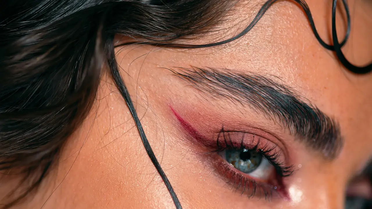 Ilustrasi eyeliner pada eye makeup look