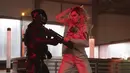 Aktris Vanessa Kirby saat bertarung dalam sebuah adegan film "Fast & Furious Presents: Hobbs & Shaw." Film Hobbs & Shaw masih memperlihatkan nostalgia dan petualangan ala Fast & Furious. (Daniel Smith/Universal Pictures via AP)
