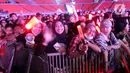 Penggemar kelompok penyanyi pria asal Korea Selatan, iKON memadati area festival panggung JISPHORIA yang digelar di Jakarta International Stadium (JIS), Sabtu (1/10/2022). Setelah tiga tahun, iKON akhirnya kembali lagi ke Indonesia untuk bertemu para penggemarnya yang biasa disebut iKONIC. (Liputan6.com/Helmi Fithriansyah)