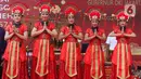 Penampilan sejumlah wanita saat puncak perayaan Cap Go Meh 2571 di Jalan Pancoran, Glodok, Tamansari, Jakarta Barat, Sabtu (8/2/2020). Cap Go Meh 2571 dimeriahkan berbagai atraksi seni budaya China dan Betawi. (Liputan6.com/Johan Tallo)