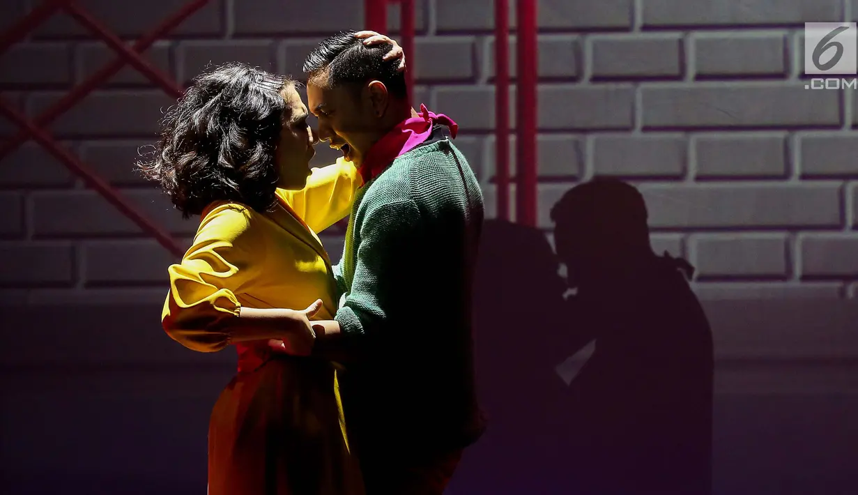 Pemain menghibur penonton pada pertunjukan broadway bertajuk What I Did For Love di Soehanna Hall, Jakarta Selasa (27/8/2019). Sebanyak 13 peserta terpilih Indonesia Menuju Broadway yang diinisiasi Bakti Budaya Djarum Foundation telah tampil di teater broadway New York. (Liputan6.com/Fery Pradolo)
