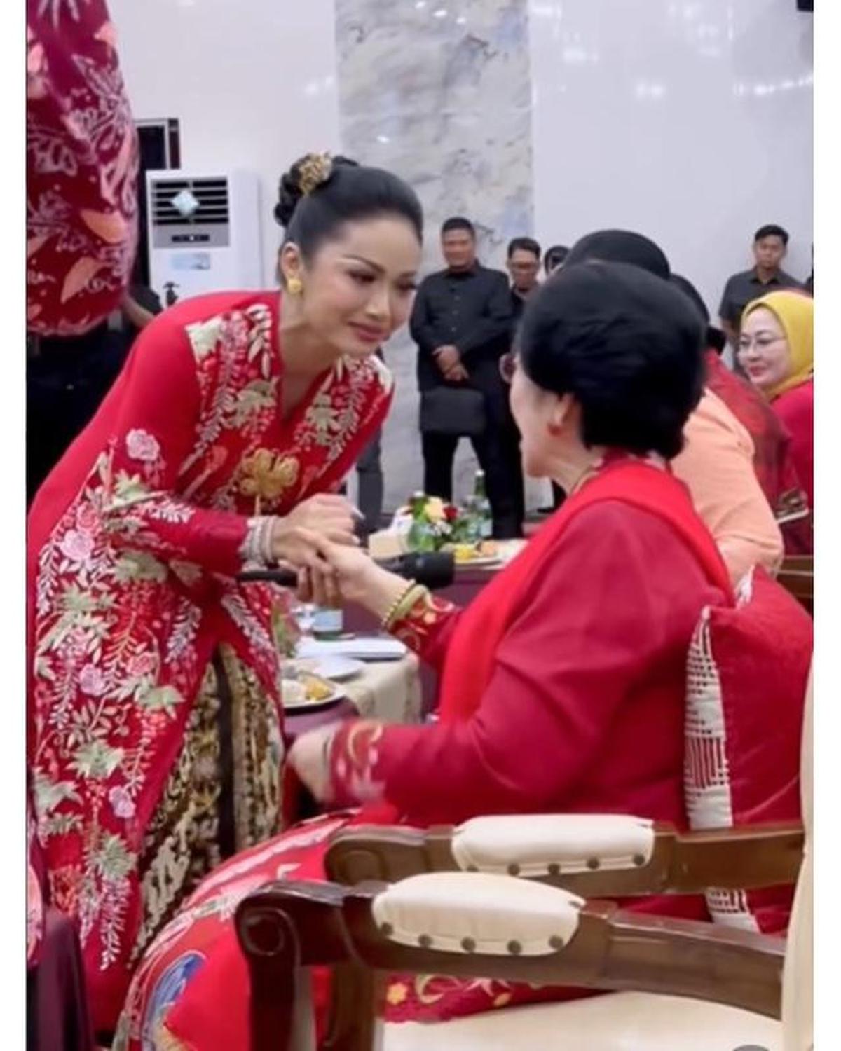 6 Potret Krisdayanti di Acara Hari Ibu Bersama Megawati, Anggun Berkebaya Panjang
