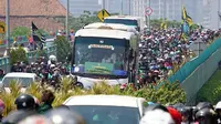 Bus yang membawa para pemain Persebaya U-20 diarak oleh Bonek ketika memasuki Sidoarjo dan melakukan pawai hingga Surabaya. (Bola.com/Aditya Wany)