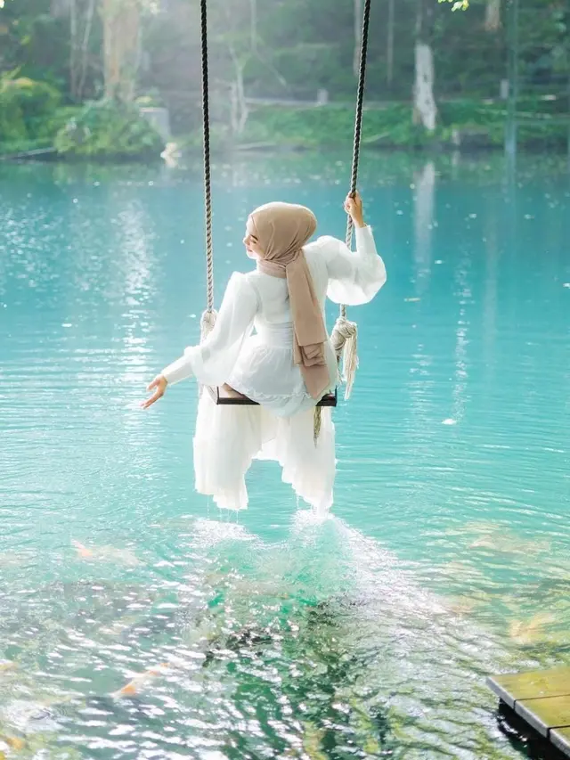 Pesona Ririe Fairus di Telaga Biru, Cantik Bak Peri di Negeri Dongeng