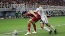 <p>Bek Timnas Indonesia, Elkan Baggott (kiri) berebut bola dengan gelandang Timnas Palestina, Mohammed Iyad pada laga FIFA Matchday 2023 di Stadion Gelora Bung Tomo, Surabaya, Rabu (14/6/2023). Timnas Indonesia bermain imbang 0-0 dengan Palestina. (Bola.com/Aditya Wany)</p>