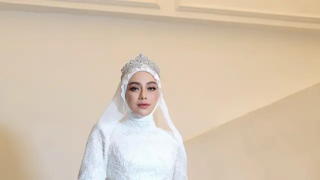 Celine Evangelista tampil dengan gaun putih dipadukan mahkota.