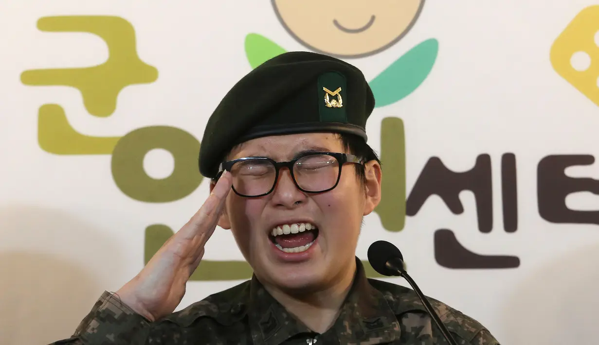 Tentara Korea Selatan Byun Hee-soo memberi hormat saat konferensi pers di Pusat Hak Asasi Manusia Militer di Seoul, Korea Selatan, Rabu (22/1/2020). Militer Korea Selatan memutuskan untuk memberhentikan Byun yang baru-baru ini melakukan operasi pergantian kelamin. (AP Photo/Ahn Young-joon)