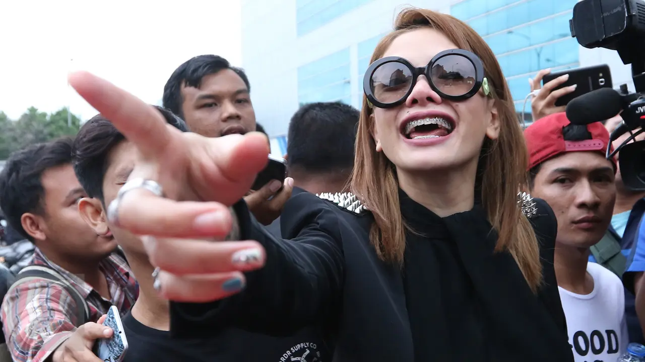 20151214-Tersangkut Kasus Prostitusi, Nikita Mirzani Enggan Didekati Wartawan