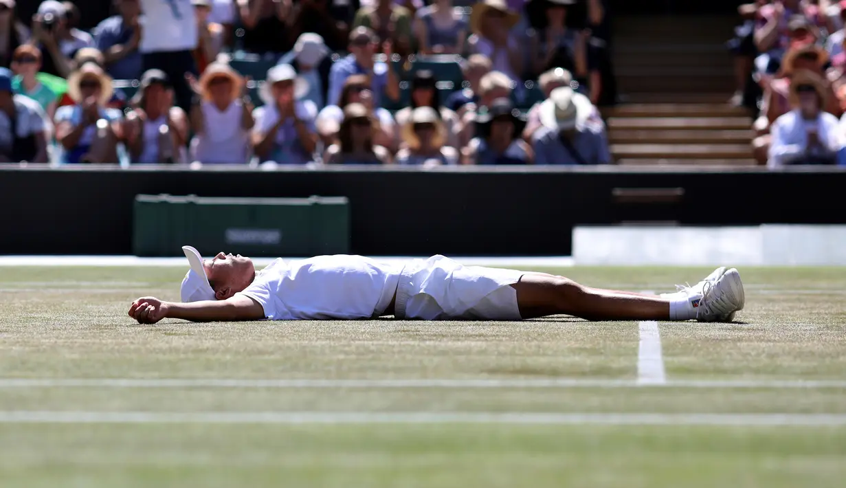 Tseng Chun Hsin terkapar setelah memenangkan pertandingan melawan Jack Draper dari Inggris pada final tunggal putra Kejuaraan Tenis Wimbledon Junior di London, (15/7). Tseng kini berperingkat 601 di tingkat senior. (AP Photo/Steven Paston)