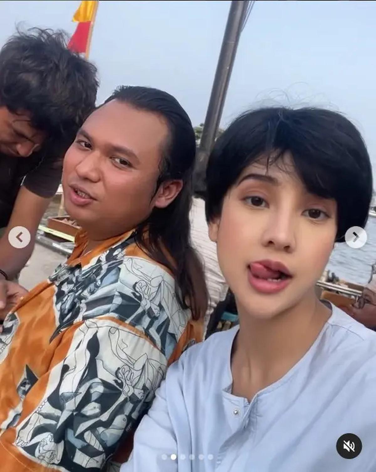6 Potret Anya Geraldine di Balik Layar Film Mendadak Dangdut, Lelah Tahan Tawa