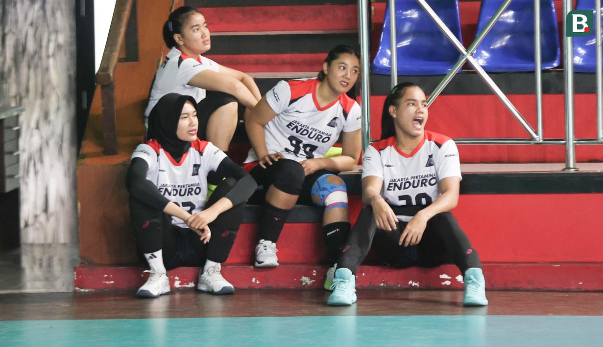 Nurlaili Kusuma (tengah) bersama para rekan satu timnya di Jakarta Pertamina Enduro sedang menunggu giliran latihan yang diadakan di GOR Bulungan, Jakarta Selatan pada Selasa (31/12/2024). (Bola.com/Abdul Aziz)