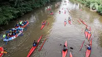 Peserta menyusuri Sungai Ciliwung saat mengikuti Festival Dayung Ciliwung, Jakarta, Minggu (4/12/2022). Festival Dayung Ciliwung digelar untuk pemanasan pra-Kejurnas Dayung 2022 sekaligus percontohan pengelolaan sungai di Indonesia. (Liputan6.com/Faizal Fanani)