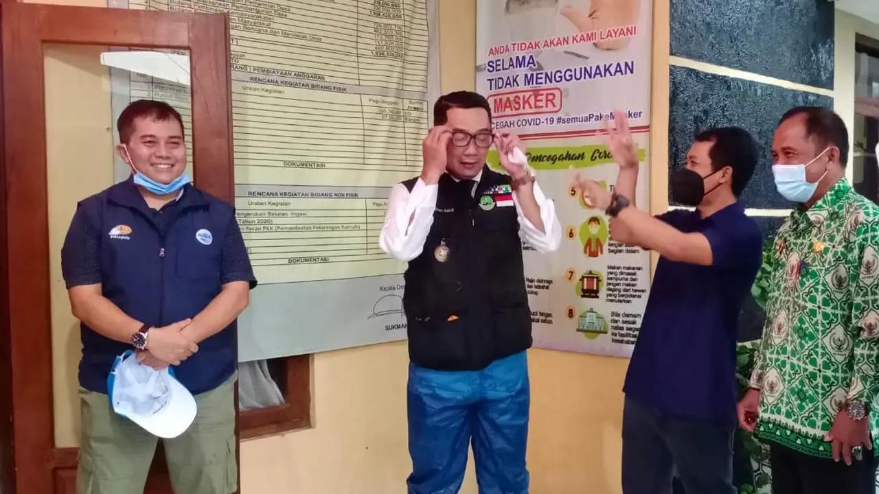 Gubernur Jawa Barat Ridwan Kamil saat meninjau perbaikan jalan di Subang. (Istimewa)