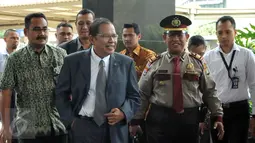 Menko Bidang Maritim dan Sumber Daya Rizal Ramli (berjas) dikawal petugas saat tiba di KPK, Jakarta, Senin (12/10). Kedatangannya ini dilakukan untuk menyerahkan laporan harta kekayaan ke KPK. (Liputan6.com/Helmi Afandi)