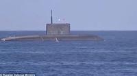 Kapal selam militer Rusia di laut Kaspia yang akan melontarkan rudalnya kearah tempat  Militan ISIS di Suriah. Rudal tersebut merupakan rudal jelajah yang bisa ditentukan lokasi yang dituju. (Dailymail.co.uk)