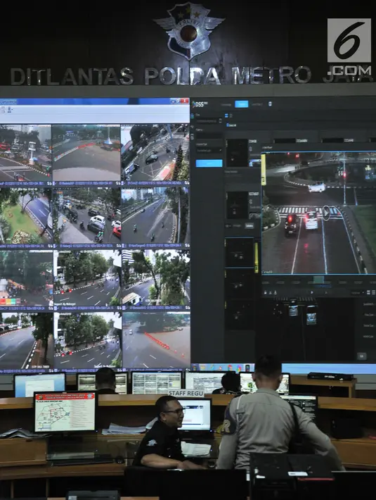 Suasana ruang kontrol Ditlantas Polda Metro Jaya, Jakarta, Senin (1/10). Pelanggar akan diberikan peringatan berupa pengiriman surat beserta foto ke alamat yang sesuai dengan STNK. (Merdeka.com/Iqbal S. Nugroho)