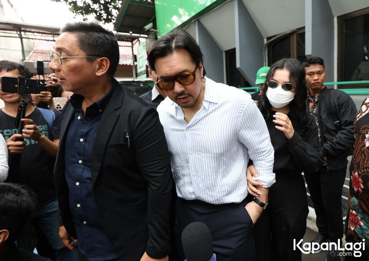 8 Potret David Bayu Ogah Melihat Terdakwa Kasus Video Syur Putrinya, Ternyata Ini Alasannya