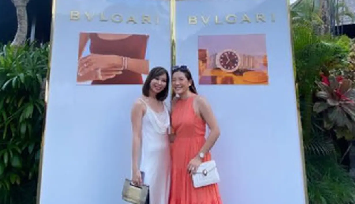 <p>Tas yang sama juga dikenakan selebgram Michi Momo, yakni Serpenti Forever Shoulder Bag dengan warna putih. Ia pun memadukannya dengan sleeveles tropical dress berwarna oranye. (instagram/michimomo)</p>