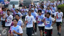 Peserta saat mengikuti lomba lari bertema Run & Walk in Harmony di kawasan Senayan City, Jakarta, Minggu (27/09/2015). Sebanyak 3500 peserta mengikuti dan berpartipasi dalam Run & Walk in harmony sejauh 5 km. (Liputan6.com/Herman Zakharia)