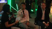 Pembalap Mercedes EQ Formula E Team Nyck de Vries (tengah) di Heineken Greener Bar, ASHTA District 8, Kamis (3/6/2022). (Liputan6.com/Harley Ikhsan)