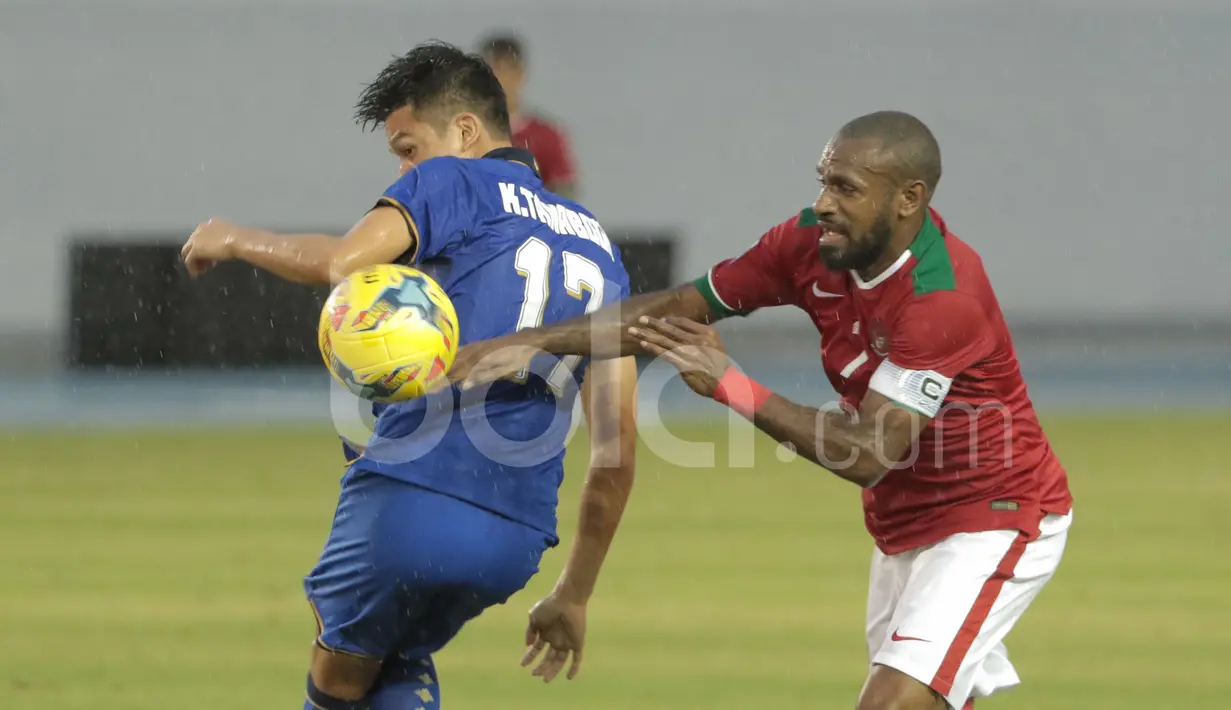 Boaz Solossa menjadi inspirator kebangkitan Timnas Indonesia pada babak kedua saat melawan Thailand di laga perdana Grup A Piala AFF 2016 di Phlippines Sport Stadium, Bocaue, Bucalan, Filipina, Sabtu (19/11/2016). (Bola.com/Nicklas Hanoatubun)