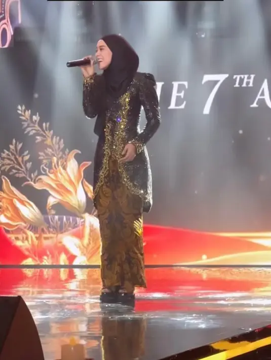 Lesti Kejora turut hadir menyumbangkan suara emasnya di tengah-tengah acara. Ia mengenakan kebaya berpayet bernuansa hitam-emas yang dipadukan kain batik coklat. [@wanda_haraa].