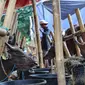 Pedagang berjualan hewan kurban yang dijual di kawasan Kuningan, Jakarta, Minggu (9/6/2024). (Liputan6.com/Angga Yuniar)